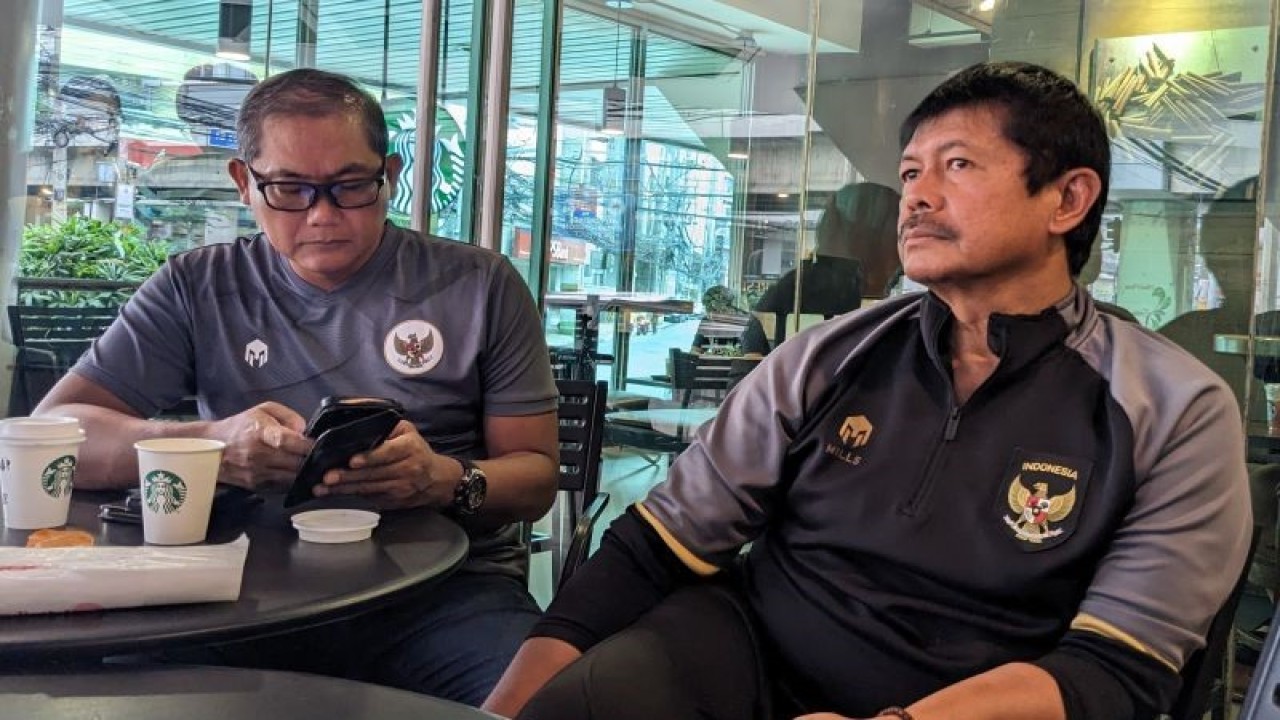 Direktur Teknik PSSI Indra Sjafri (kanan) dan manajer tim nasional Indonesia Sumardji memberikan pernyataan kepada pewarta terkait perkembangan sepak bola Indonesia di Manila, Filipina, Sabtu (31/12/2022). (ANTARA/Michael Siahaan)