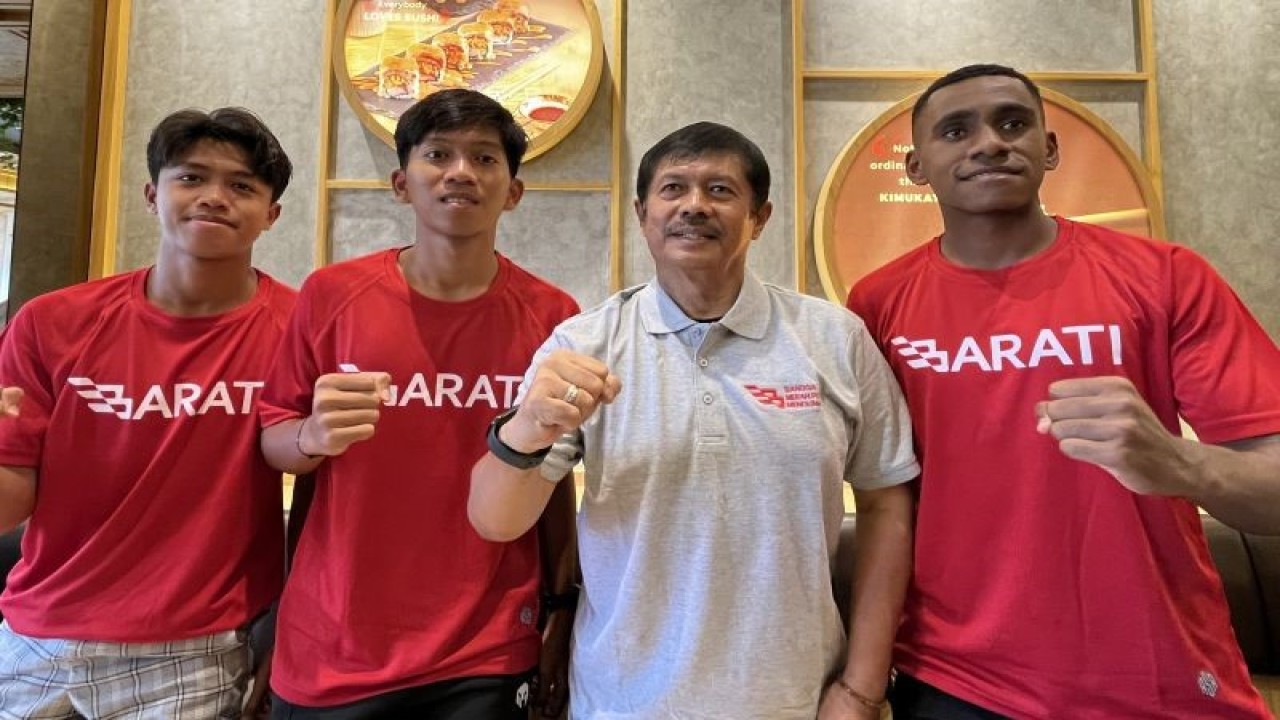 Pemain Timnas U-16 Indonesia Femas Aprian Crespo (paling kiri), Figo Denis Saputra Ananto, Direktur Teknik Persatuan Sepak Bola Seluruh Indonesia (PSSI) Indra Sjafri, dan Muhammad Iqbal Gwijangge berfoto bersama di sela acara Tay’s Baker BARATI Grassroot Football Fest di Jakarta, Minggu (29/1/2023). (ANTARA/Arnidhya Nur Zhafira)