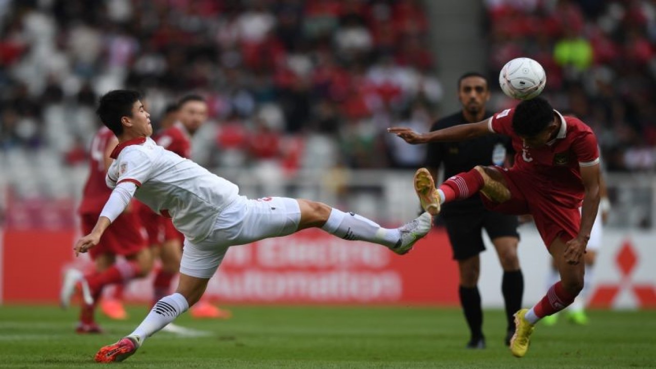 Pesepak bola timnas Indonesia Marselino Ferdinan Philipus (kanan) berebut bola dengan pesepak bola timnas Vietnam Do Duy Manh saat pertandingan leg 1 babak semifinal Piala AFF 2022 di Stadion Utama Gelora Bung Karno (SUGBK), Jakarta, Jumat (6/1/2023). ANTARA FOTO/Akbar Nugroho Gumay/aww.