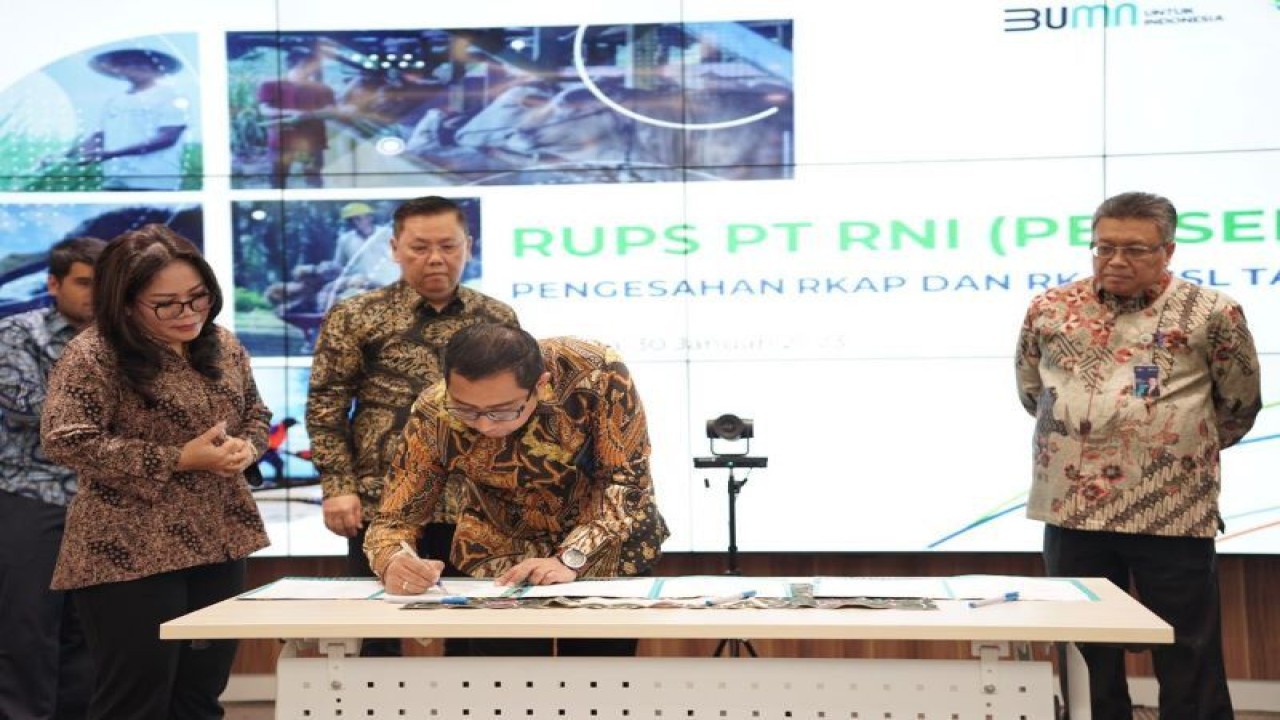 Direktur Utama Holding Pangan ID FOOD Frans Marganda Tambunan dalam acara pengesahan Rencana Kerja Anggaran Perusahaan (RKAP) dan Rencana Kerja Anggaran Tanggung Jawab Sosial dan Lingkungan (RKA TJSL) Tahun 2023. ANTARA/HO - ID FOOD