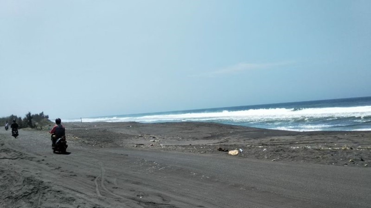 Abrasi kawasan selatan sepanjang Pantai Congot hingga Glagah di Kabupaten Kulon Progo, DIY, sangat parah. Sehingga perlu segera adanya penataan kawasan selatan. ANTARA/Sutarmi.