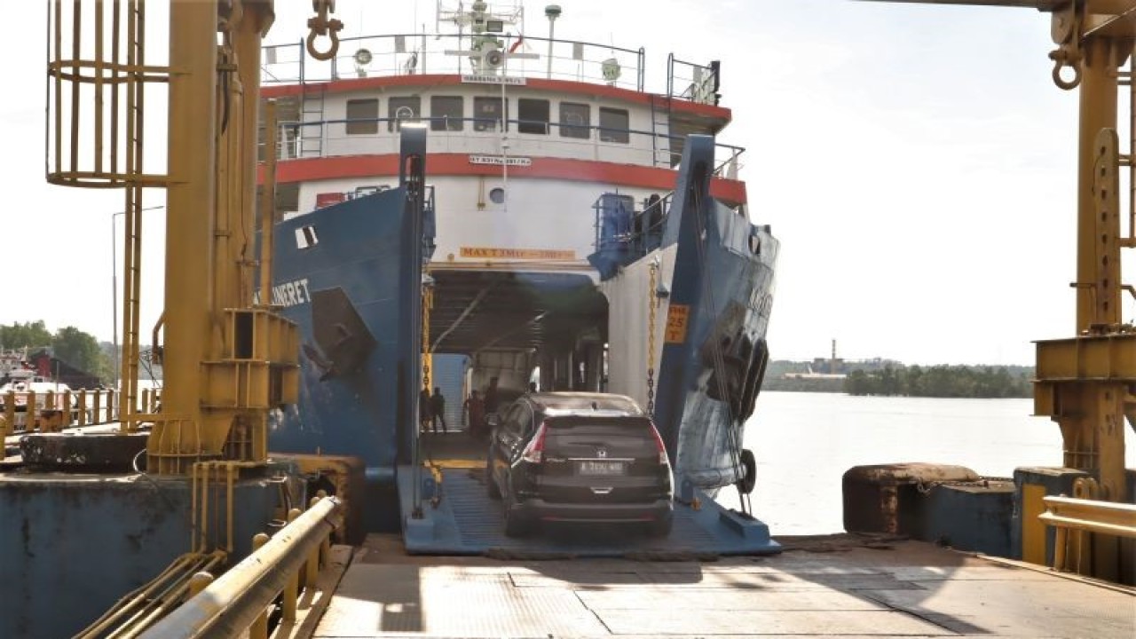 Mobil memasuki kapal feri di Pelabuhan Kariangau, Balikpapan. Meski kelak Jembatan Pulau Balang beroperasi, diyakini jasa feri tetap diperlukan di Teluk Balikpapan. (ANTARA/novi abdi)