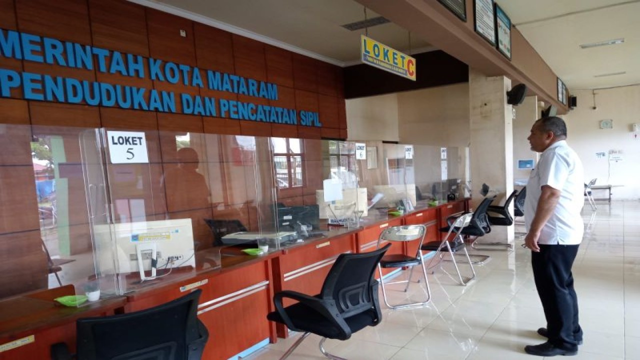 Kepala Bidang Pengelolaan Informasi Kependudukan Dinas Kependudukan dan Pencatatan Sipil (Dukcapil) Kota Mataram Lalu Ahmad Gunadi, memantau kondisi layanan yang sepi karena adanya perbaikan sistem. (Foto: ANTARA/Nirkomala)