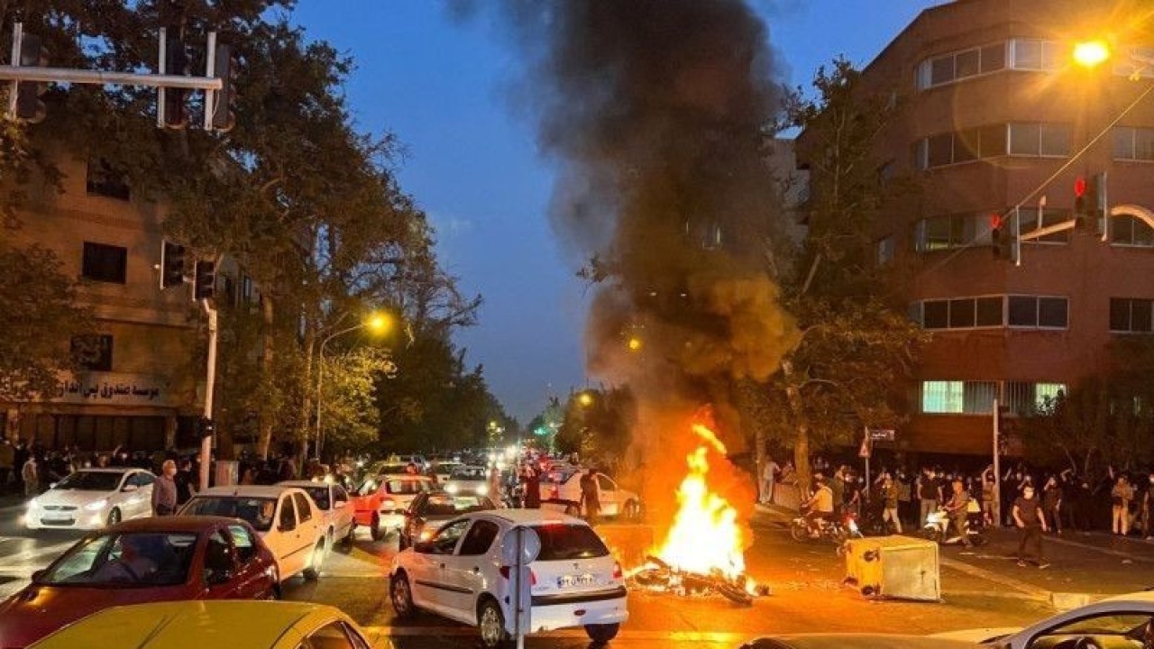 Arsip - Sebuah sepeda motor polisi terbakar di Teheran, Iran, 19 September 2022, saat protes berlangsung atas kematian Mahsa Amini, seorang wanita yang meninggal setelah ditangkap oleh "polisi susila". ANTARA/WANA via REUTERS/as