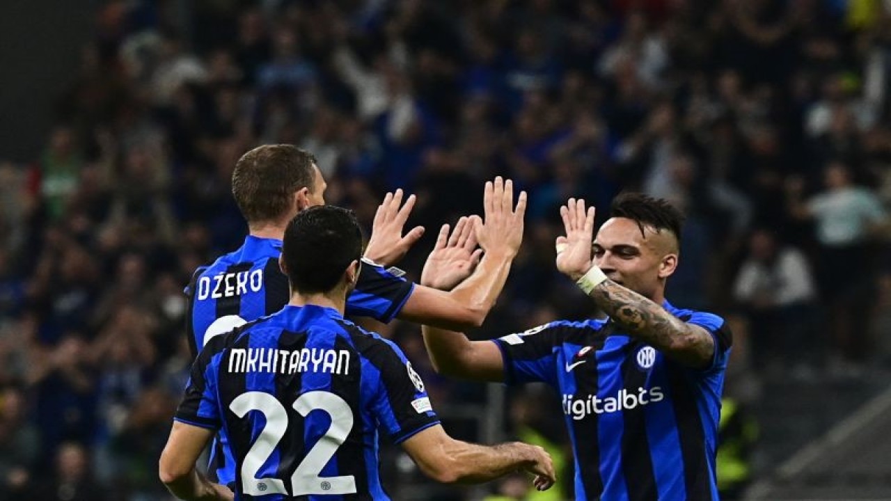 Foto arsip - Pemain Inter Milan Edin Dzeko melakukan selebrasi bersama rekannya Lautaro Martinez dan Henrikh Mkhitaryan setelah mencetak gol dalam sebuah pertandingan Liga Champions melawan Viktoria Plzen di Milan 26 Oktober 2022. (ANTARA/AFP/MIGUEL MEDINA)