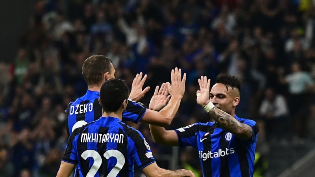Foto arsip - Pemain Inter Milan Edin Dzeko melakukan selebrasi bersama rekannya Lautaro Martinez dan Henrikh Mkhitaryan usai mencetak gol dalam pertandingan Liga Champions melawan Viktoria Plzen di Milan, on 26 October 2022. (ANTARA/AFP/MIGUEL MEDINA)