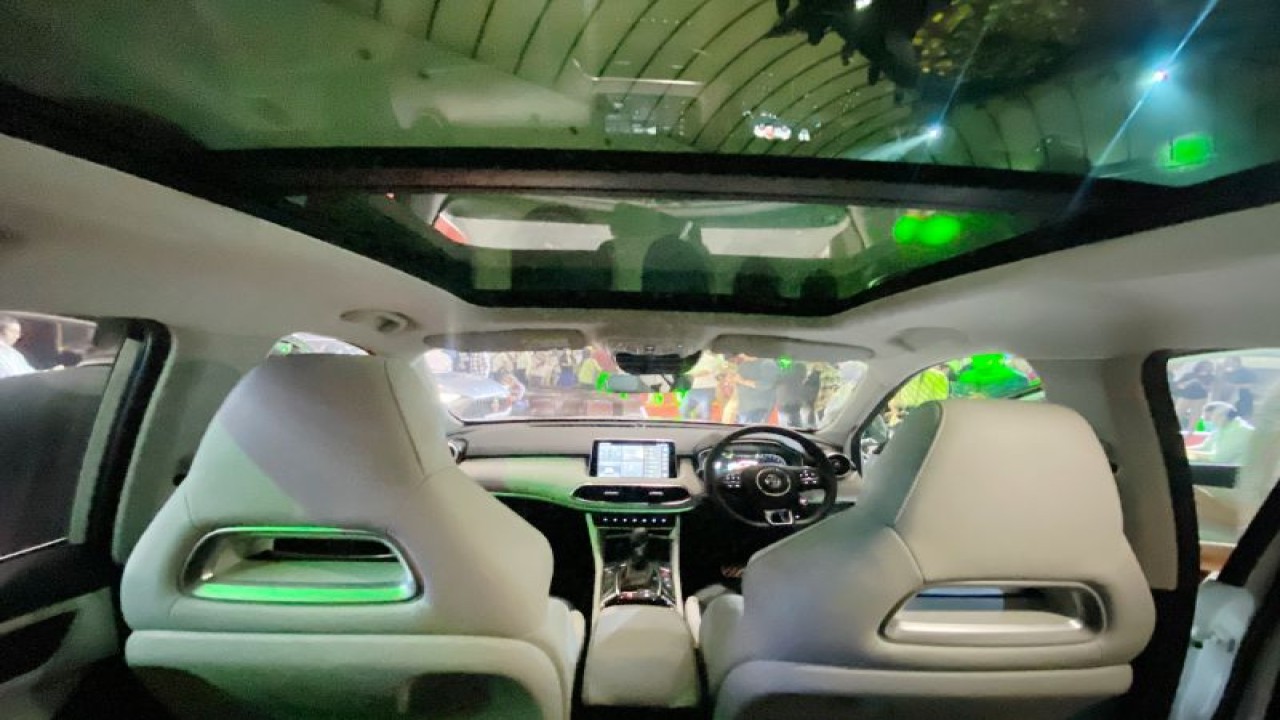 Interior SUV All New HS dari Morris Garage yang baru diluncurkan di kawasan SCBD, Jakarta Selatan, Rabu (25/1) (ANTARA / Pamela Sakina)