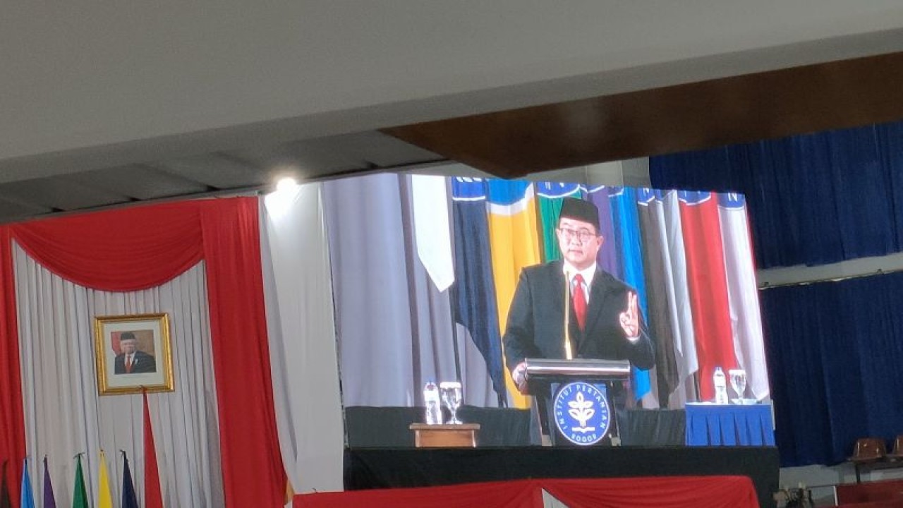 Rektor IPB Arif Satria saat Rektor IPB Arif Satria saat memberi sambutan usai dilantik kembali menjadi rektor periode 2023-2028 di Gedung Graha Widya Wisuda IPB Dramaga, Rabu (18/1/2023). (ANTARA/Linna Susanti)