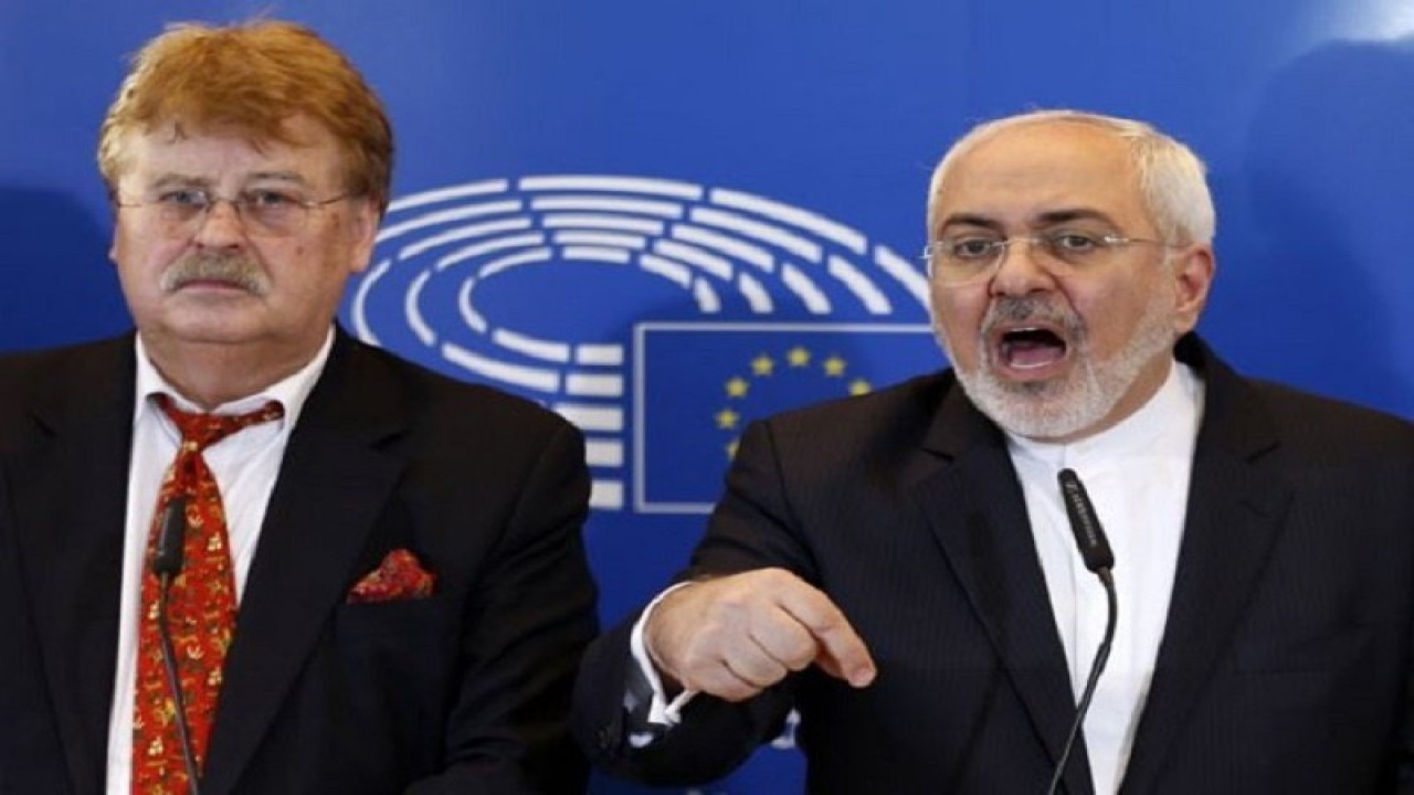 Menteri Luar Negeri Iran Mohammad Javad Zarif (kanan) berbicara di samping Elmar Brok (kiri), Ketua Komite Parlemen Eropa untuk Urusan Luar Negeri, di Parlemen Uni Eropa di Brussels, Belgia, Selasa (16/2). (REUTERS/Francois Lenoir)