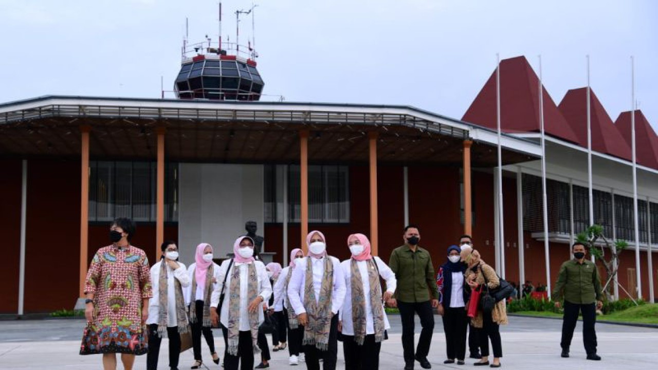 Ibu Negara Iriana Joko Widodo didampingi Ibu Wury Ma’ruf Amin dan para anggota Organisasi Aksi Solidaritas Era Kabinet Indonesia Maju (OASE KIM) tiba di Pangkalan TNI AU Adi Sutjipto, Kabupaten Sleman, Selasa (31/1/2023) (ANTARA/HO-Biro Pers Sekretariat Presiden)