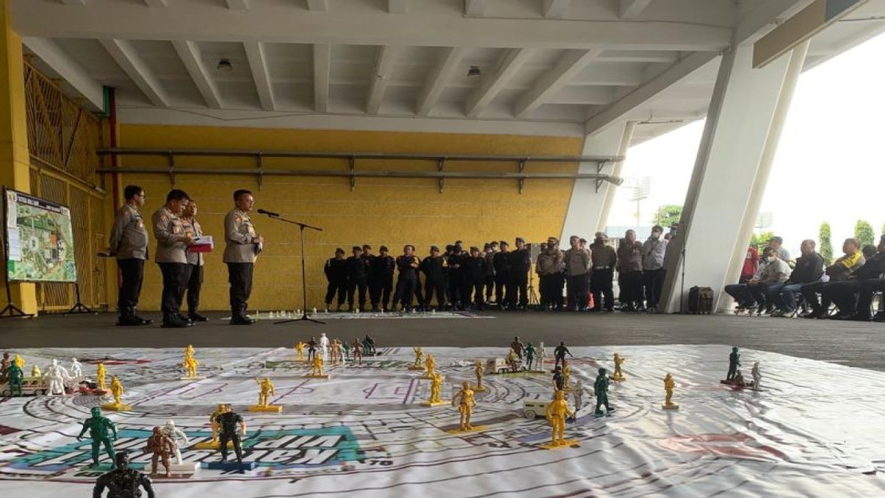 Asisten Kapolri Bidang Operasi (Asops) Irjen Pol. Agung Setya Imam Efendy memberikan pengarahan dalam acara Tactical Floor Game (TFG) pengamanan pertandingan Indonesia lawan Thailand di GBK, Rabu (28/12/2022). ANTARA/HO-Polri