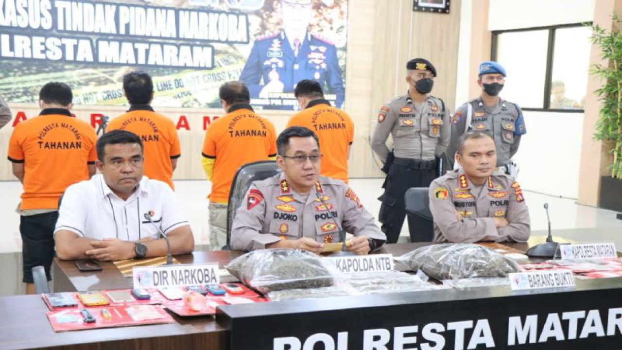 Kapolda NTB Irjen Pol. Djoko Poerwanto (tengah) didampingi Kapolresta Mataram Kombes Pol. Mustofa (kanan) dan Dirresnarkoba Polda NTB Kombes Pol. Deddy Supriadi (kiri) dalam konferensi pers pengungkapan kasus peredaran narkoba di Mataram, Selasa (24/1/2023). ANTARA/HO-Polresta Mataram
