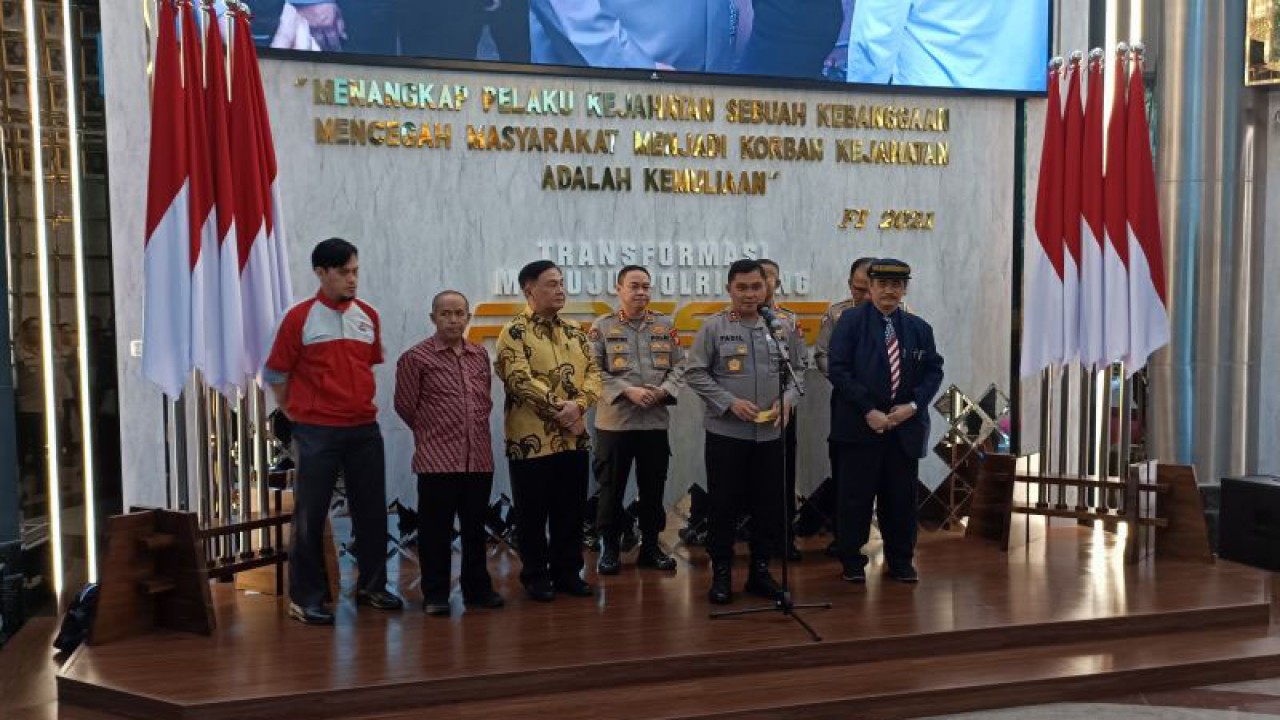 Kapolda Metro Jaya Irjen Pol Muhammad Fadil Imran (depan) melakukan konferensi pers usai berdiskusi dengan sejumlah ahli di Jakarta, Selasa (31/1/2023). (ANTARA/Ilham Kausar)