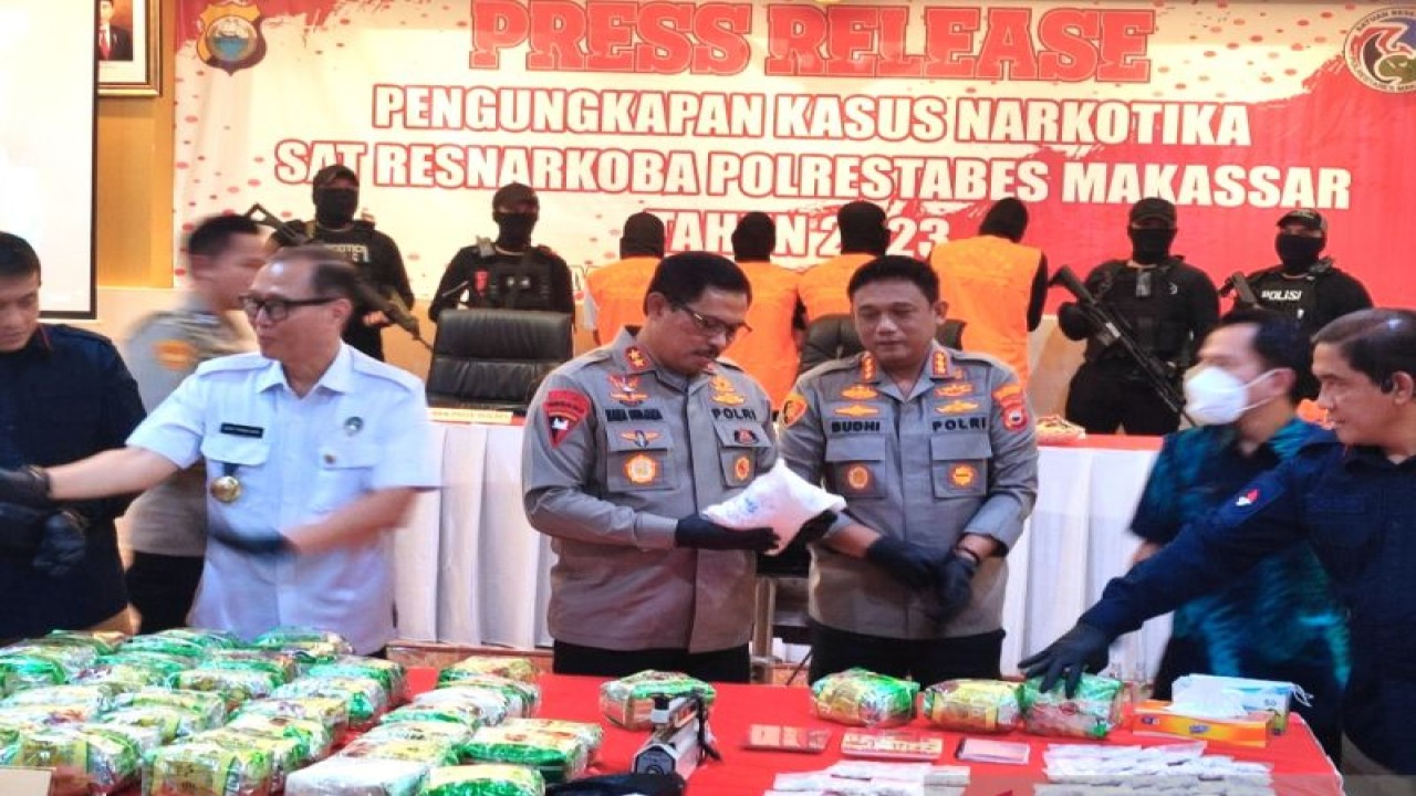 Kapolda Sulsel Irjen Pol Nana Sudjana (tengah) didampigi Kapolrestabes Makassar Kombes Pol Budhi Haryanto (tiga kanan) dan Kepala BNNP Sulsel Brigjen Pol Ghiri Prawijaya (dua kiri) beserta jajaran kepolisian saat rilis pengungkapan kasus narkoba di kantor Polrestabes Makassar, Sulawesi Selatan, Kamis (12/1/2023). ANTARA/Darwin Fatir.