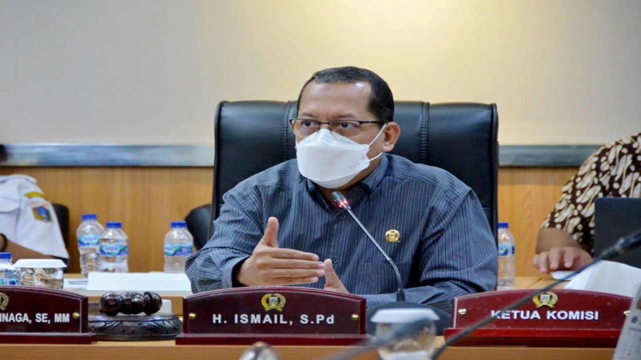 Ketua Komisi B DPRD DKI Jakarta Ismail saat memimpin rapat komisi dengan BUMD Bidang Pangan dan Dinas Ketahanan Pangan, Kelautan dan Perikanan (KPKP) di Gedung DPRD DKI Jakarta, Rabu (23/3/2022). ANTARA/HO-DPRD DKI Jakarta