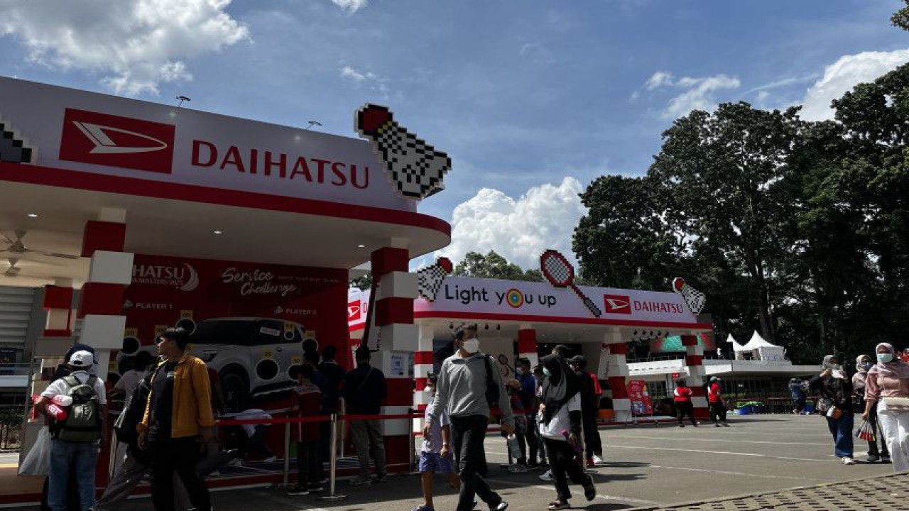 Suasana area luar Daihatsu Indonesia Masters 2023 di Istora Senayan Jakarta, Selasa (24/1/2023). (ANTARA/Arnidhya Nur Zhafira)