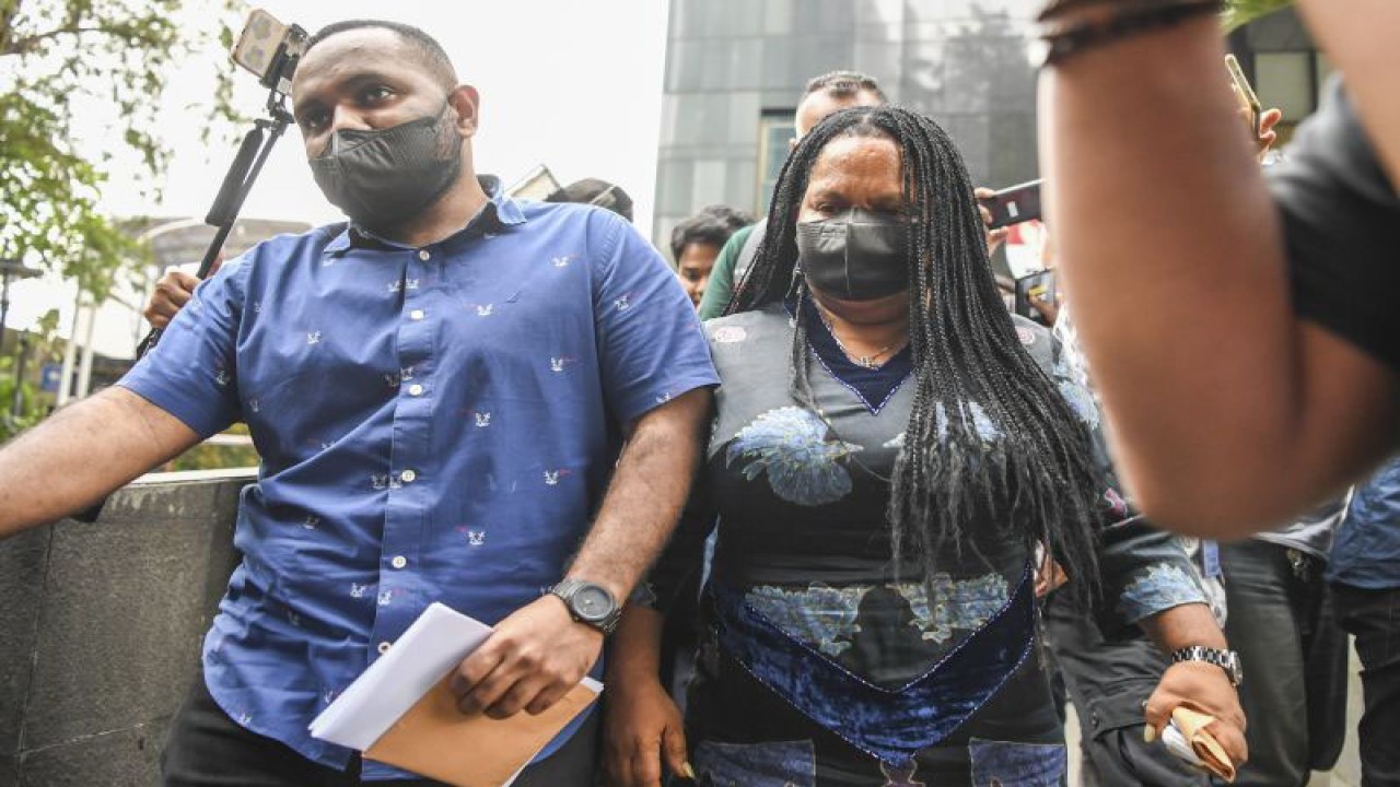 Dokumentasi - Istri dari Gubernur Papua nonaktif Lukas Enembe, Yulce Wenda (kanan) dan putranya Astract Bona Timoramo Enembe (kiri) berjalan meninggalkan ruangan usai menjalani pemeriksaan di Gedung Merah Putih KPK, Jakarta, Rabu (18/1/2023). . ANTARA FOTO/M Risyal Hidayat/foc