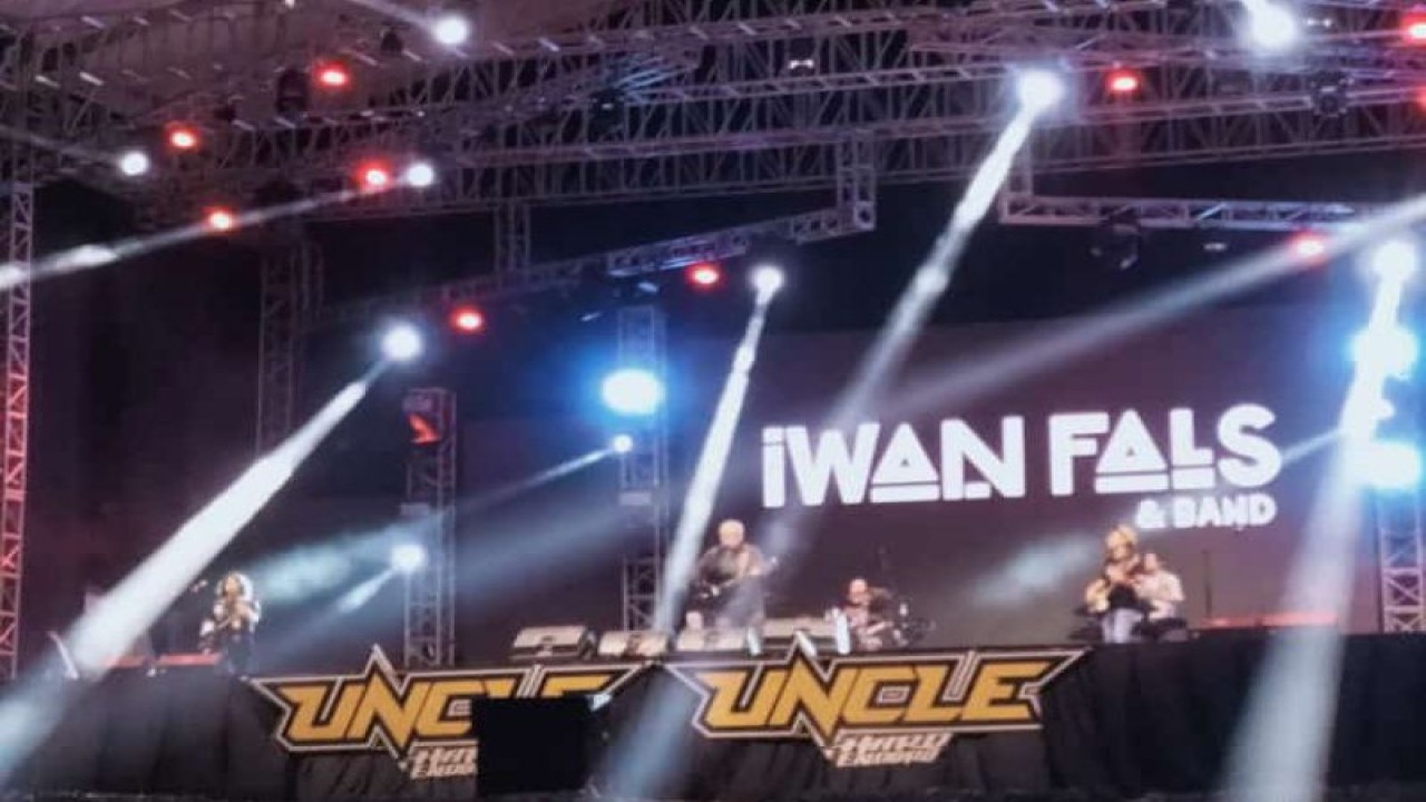 Konser Iwan Fals di panggung utama "Uncle Hard Enduro" Kiram Park Kalsel, Sabtu malam (ANTARA/Sukarli)
