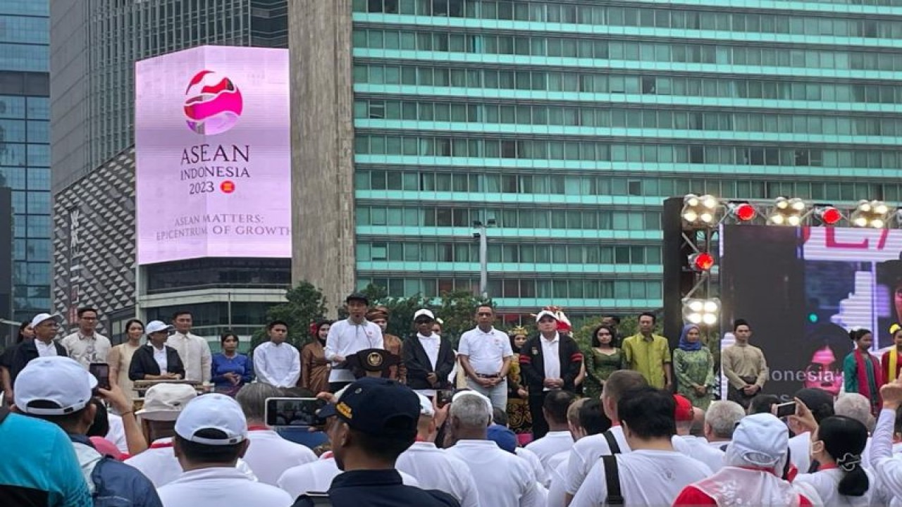 Presiden RI Joko Widodo secara resmi mengumumkan Keketuaan Indonesia di ASEAN untuk tahun 2023, dalam acara yang digelar di Bundaran HI, Jakarta, Minggu (29/1/2023). ANTARA/Yashinta Difa