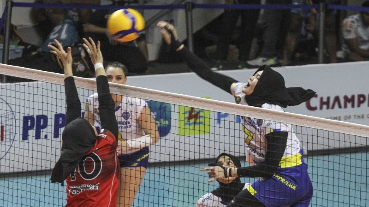 Arsip- Pebola voli Bandung BJB Tandamata Wilda Siti (kanan) melakukan smes ke arah lawannya pebola voli Jakarta Pertamina Fastron pada babak Final Four Proliga 2022 di Padepokan Voli Jendral Polisi Kunarto, Sentul, Kabupaten Bogor, Jawa Barat, Minggu (20/3/2022). Bandung BJB Tandamata menang dengan skor 3-0 (25-15, 25-17 dan 25-17). ANTARA FOTO/Asprilla Dwi Adha/foc.