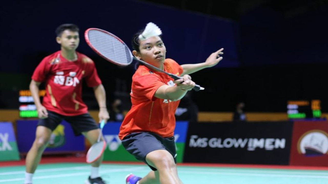 Pasangan ganda campuran Jafar Hidayatullah/Aisyah Salsabila Putri Pranata berlaga pada turnamen bulu tangkis KB Financial Group Indonesia Masters 2022 melawan Yujiro Nishikawa-Saori Ozaki, di Malang, Jumat (21/10/2022). (HO/Dok PBSI)