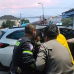 Jajaran polisi dari Polres Karawang saat mengevakuasi penumpang bus yang pingsan di jalan Tol Jakarta-Cikampek. ANTARA/HO-Polres Karawang-1672626057