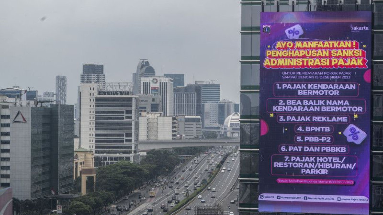 Layar videotron menampilkan informasi tentang penghapusan administrasi pajak di Jakarta, Jumat (7/10/2022). ANTARA FOTO/Aprillio Akbar/foc.