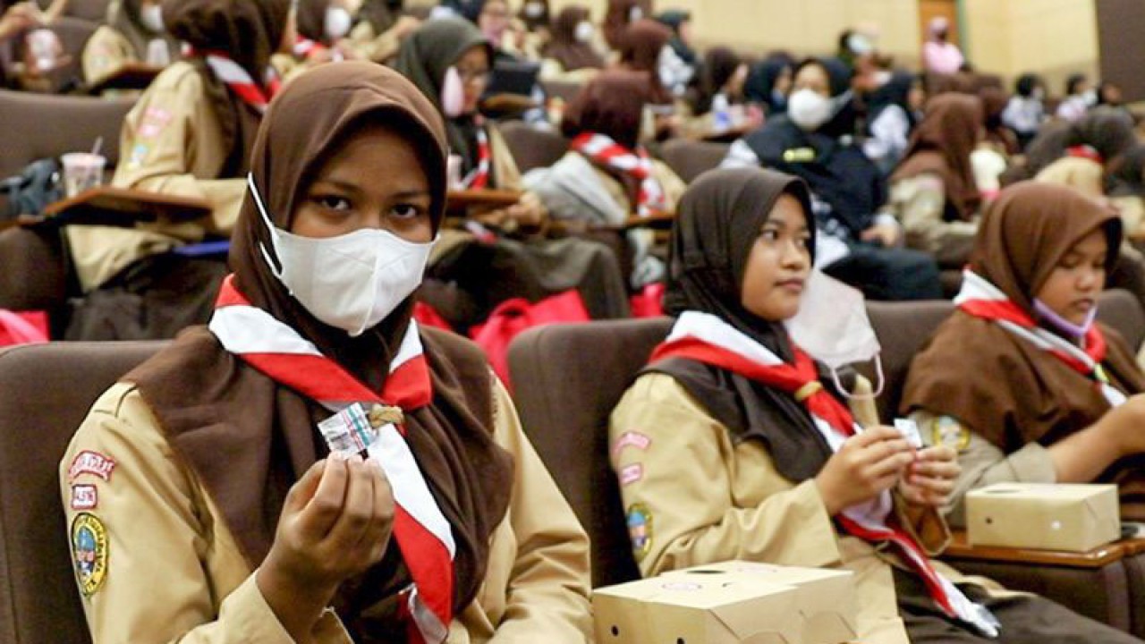 Remaja putri di Jakarta Utara mendapat tablet tambah darah untuk pencegahan anemia guna mengurangi risiko tengkes atau stunting ketika dewasa dan melahirkan saat mengikuti seminar bertemakan "Remaja Cantik Bebas Anemia Untuk Cegah Stunting" di Ruang Teater Jakarta Islamic Center, Koja, Rabu (25/1/2023). (ANTARA/HO-Kominfotik Jakarta Utara)