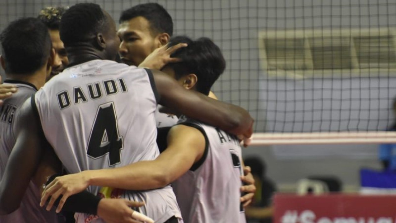 Pebola voli Jakarta Bhayangkara Presisi memberikan pelukan kepada sitter muda, Alfin Daniel Pratama (kanan), setelah berhasil melepaskan smash keras jadi poin kemenangan mereka atas Jakarta Pertamina Fastron dengan skor 3-0 (25-19, 25-16, 27-25), PLN Mobile Proliga 2023 pekan ketiga putaran pertama di venue PSCC, Palembang, Sumatera Selatan, Minggu (22/1/2023) (ANTARA/M Riezko Bima Elko P)