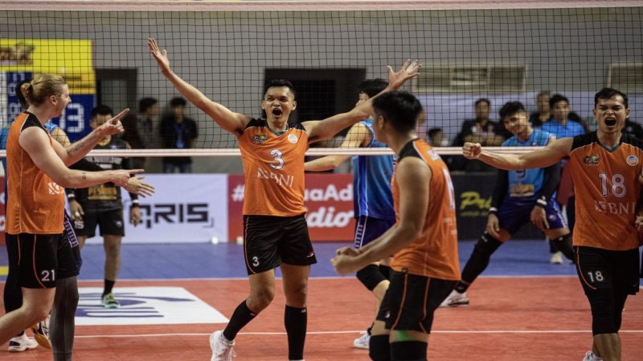 Pebola voli putra Jakarta BNI 46 meluapkan kegembiraannya usai meraih poin atas tim voli Palembang Bank SumselBabel pada pertandingan putaran pertama minggu ketiga PLN Mobile Proliga 2023 di Palembang Sport and Convention Center (PSCC), Palembang, Sumatera Selatan, Minggu (22/1/2023). ANTARA FOTO/Nova Wahyudi/rwa.