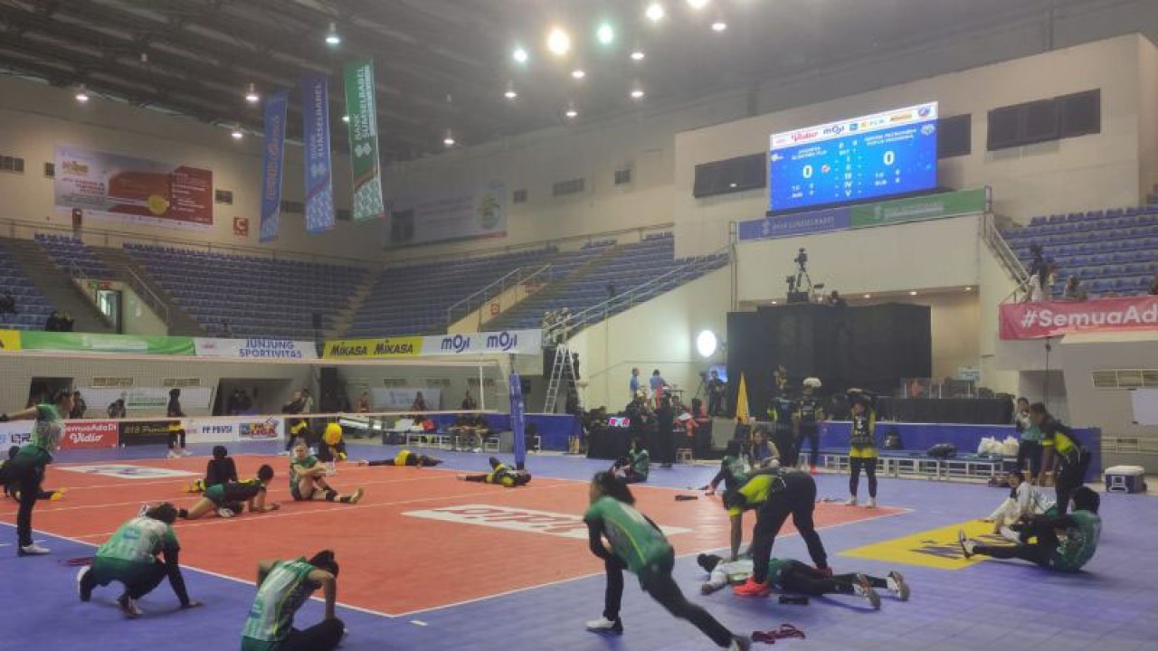 Para pemain tim putri) Jakarta Elektrik PLN vs Gresik Petrokimia Pupuk Indonesia melakukan pemanasan sebelum mulai bertanding di laga pembuka PLN Mobile Proliga 2023 pekan ketiga putaran pertama di venue Palembang Sport Convention Center (PSCC), Palembang, Sumatera Selatan, Kamis (19/1/2022) (ANTARA/M Riezko Bima Elko P)
