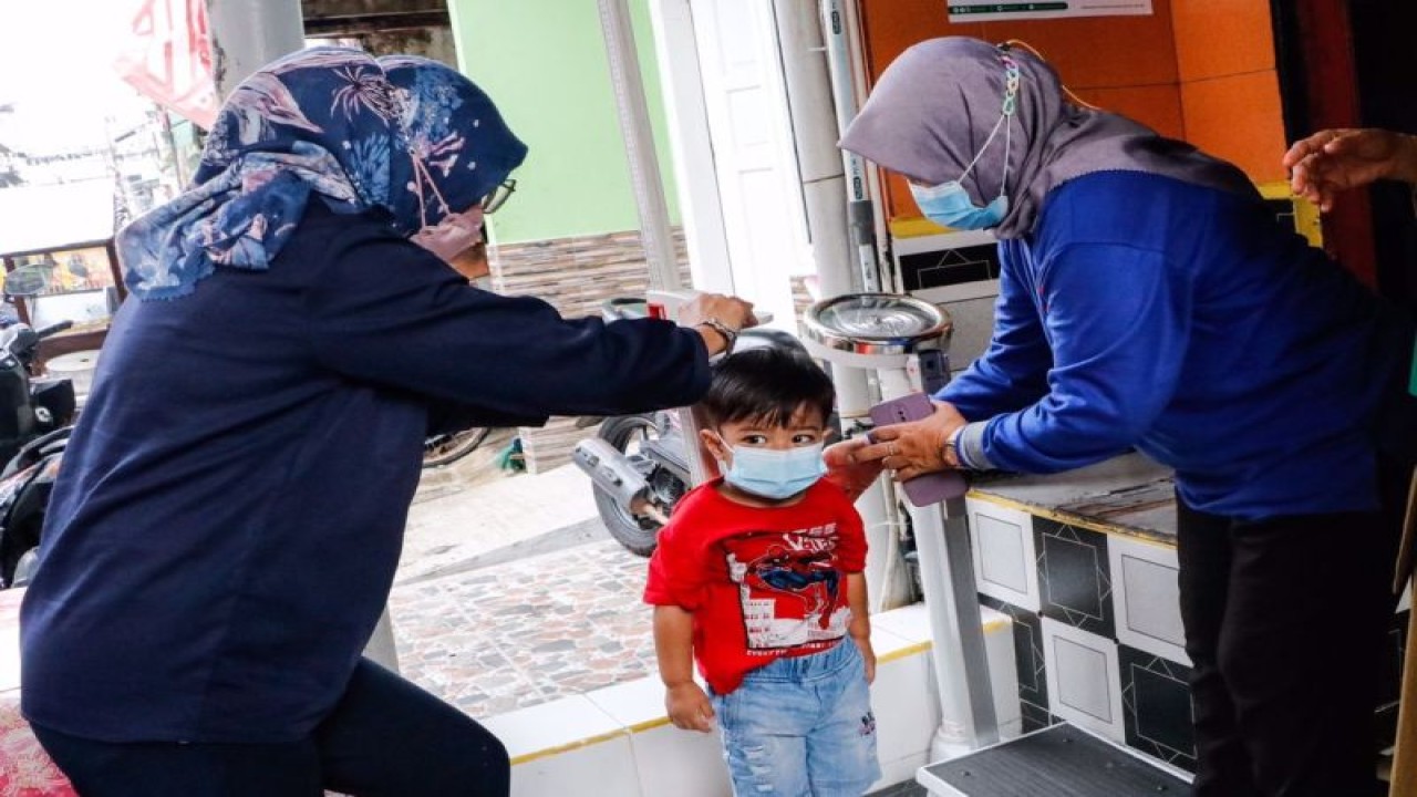 Pemerintah Kota Jakarta Pusat menggelar posyandu guna menciptakan generasi muda yang sehat serta mengetahui tumbuh kembang anak bersama Puskesmas Kelurahan Kampung Rawa, Kecamatan Johar Baru, Jakarta Pusat, Jumat (21/10/2022). ANTARA/Ulfa Jainita