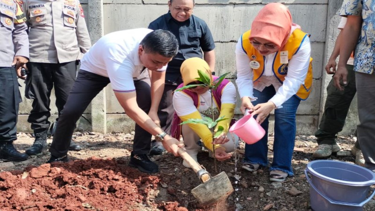 Pemkot Jakpus Tanam 540 Pohon Pelindung dan Produktif di Tanah Abang
