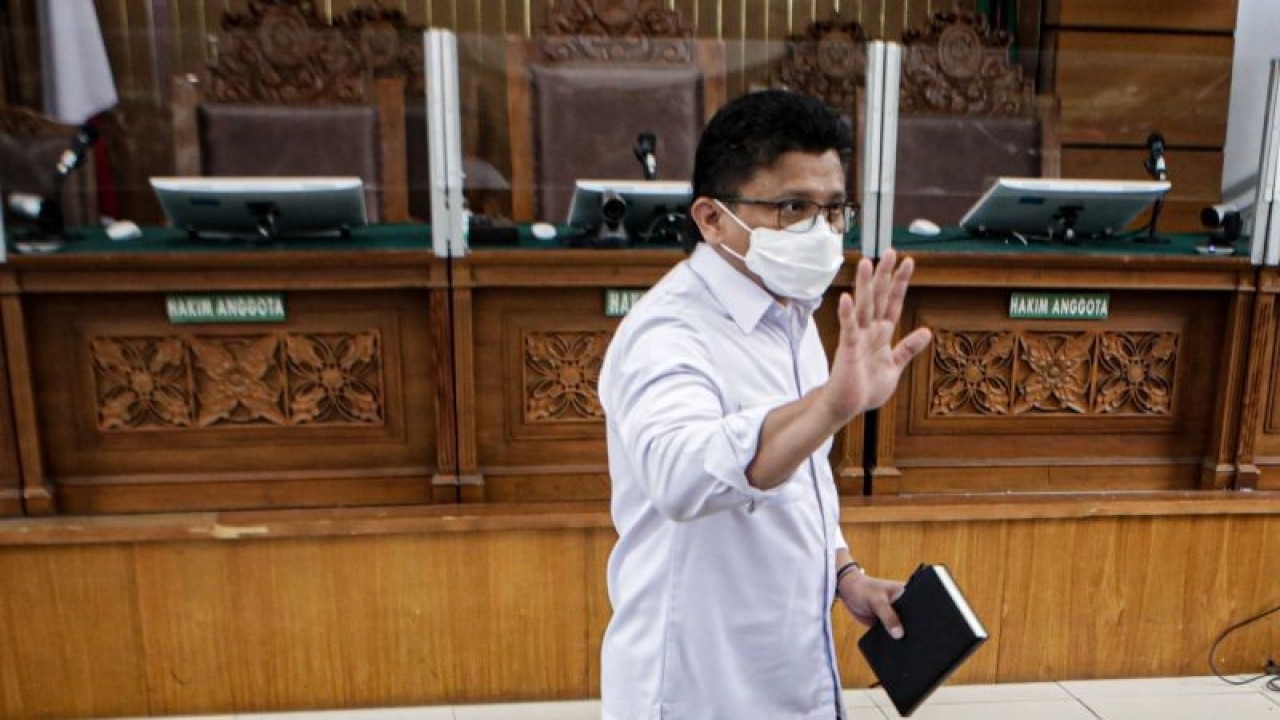 Terdakwa kasus pembunuhan berencana terhadap Nofriansyah Yousa Hutabarat atau Brigadir J, Ferdy Sambo menyapa pengunjung sebelum menjalani sidang di Pengadian Negeri Jakarta Selatan, Jakarta, Selasa (17/1/2023). . ANTARA FOTO/Fauzan/hp. (ANTARA FOTO/FAUZAN)