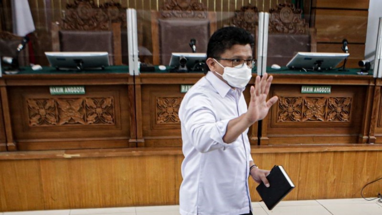 Terdakwa kasus pembunuhan berencana terhadap Nofriansyah Yousa Hutabarat atau Brigadir J, Ferdy Sambo menyapa pengunjung sebelum menjalani sidang di Pengadian Negeri Jakarta Selatan, Jakarta, Selasa (17/1/2023). ANTARA FOTO/Fauzan/hp. (ANTARA FOTO/FAUZAN)