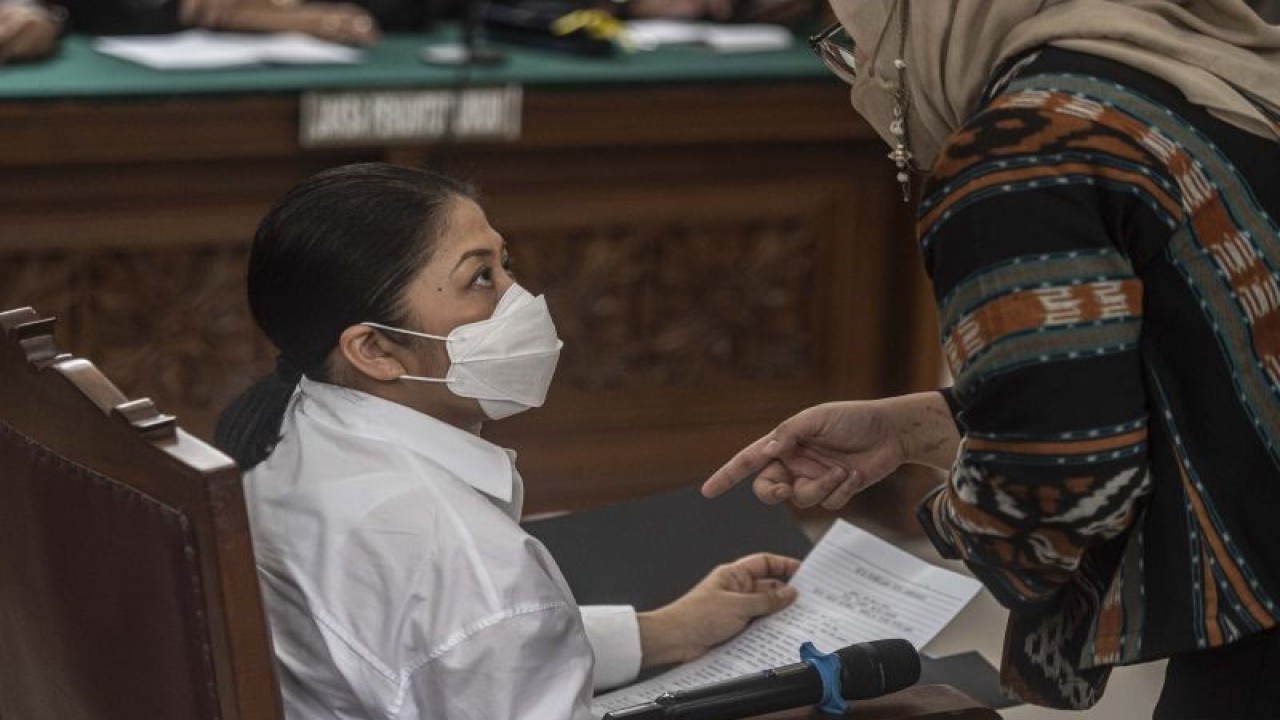 Arsip - Terdakwa kasus pembunuhan berencana Brigadir Yosua Hutabarat, Putri Candrawathi (kiri), berbicang dengan kuasa hukumnya dalam sidang dengan agenda pembacaan pledoi di Pengadilan Negeri Jakarta Selatan, Jakarta, Rabu (25/1/2023). ANTARA FOTO/Aprillio Akbar/tom.