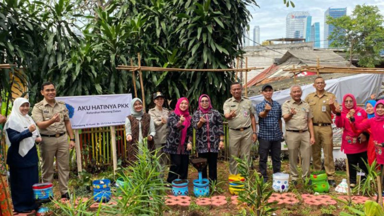 Pemerintah Kota Administrasi Jakarta Selatan menambah taman di Kampung Ki Kunti, Jakarta, Senin (9/1/2023). ANTARA/Luthfia Miranda Putri