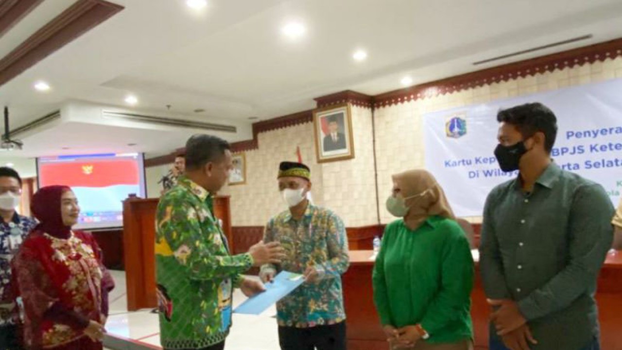Wali Kota Jakarta Selatan Munjirin memberikan kartu peserta BPJS Ketenagakerjaan kepada pekerja rentan secara simbolis, Jakarta, Kamis (12/1/2023). ANTARA/Luthfia Miranda Putri