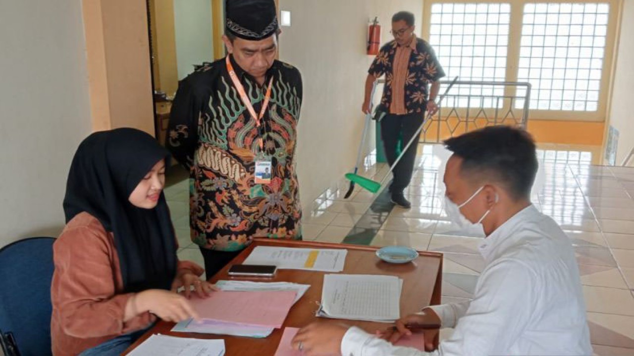 Anggota Bawaslu Jakarta Selatan (Jaksel) Abdul Salam melakukan supervisi dan monitoring pendaftaran calon PKD di Sekretariat Panwaslu Kecamatan Jagakarsa, Jakarta Selatan, Kamis (19/1/2023). ANTARA/HO-Humas Bawaslu Jaksel.