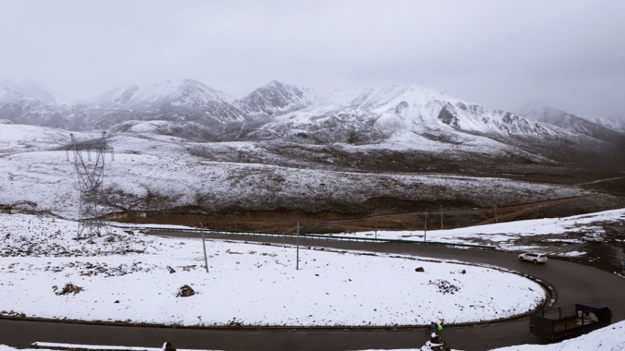 Jalan raya di perbukitan Zedo, Daerah Otonomi Tibet, China. (ANTARA/CGTN)