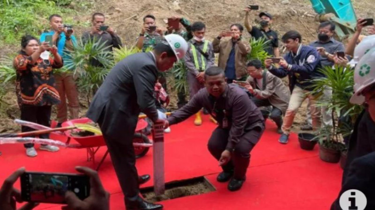 Peletakan batu pertama jalan terowongan di Samarinda oleh Wali Kota Samarinda Andi Harun. (ANTARA/Fandi)