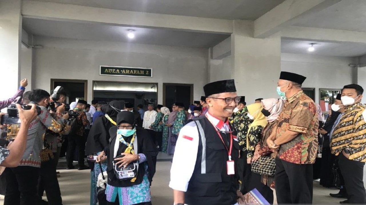 Pemberangkatan jamaah haji Embarkasi Hang Nadim Batam pada musim haji 2022. (ANTARA/Jessica)