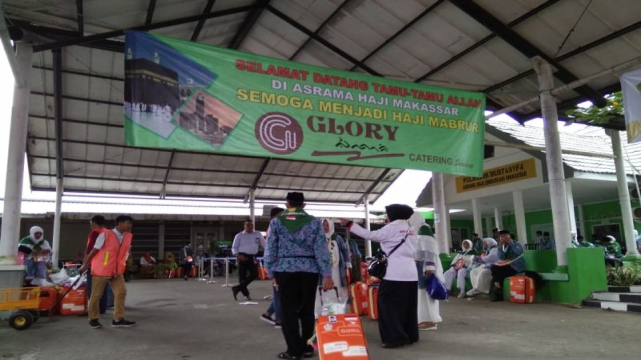 Ilustrasi - Jamaah haji di Embarkasi Makassar Asrama Haji Sudiang, Makassar. Antara/Suriani Mappong