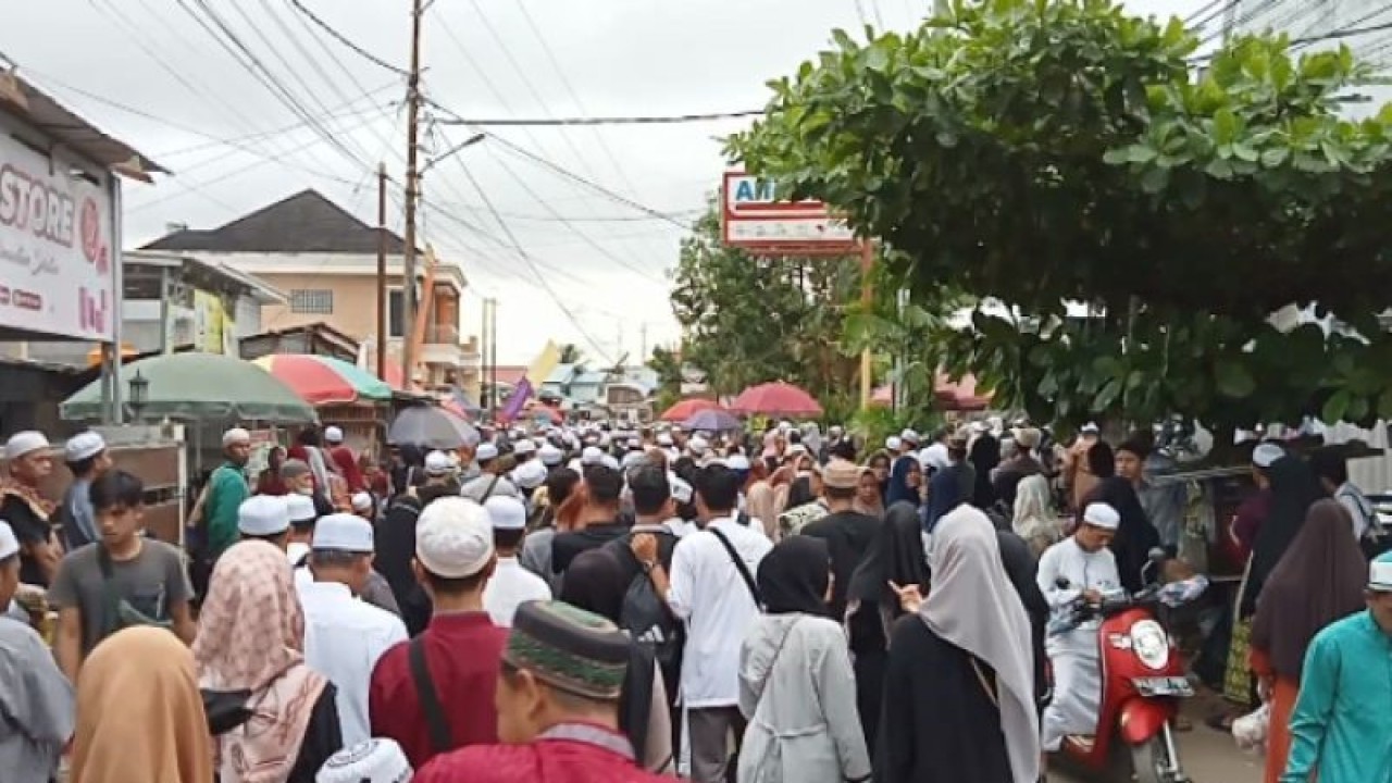 Jamaah berbondong-bondong datang ke Sekumpul untuk menghadiri haul Akbar ke-18 almarhum KH Muhammad Zaini bin Abdul Gani, Minggu (29/1/2023) (ANTARA/Sukarli)