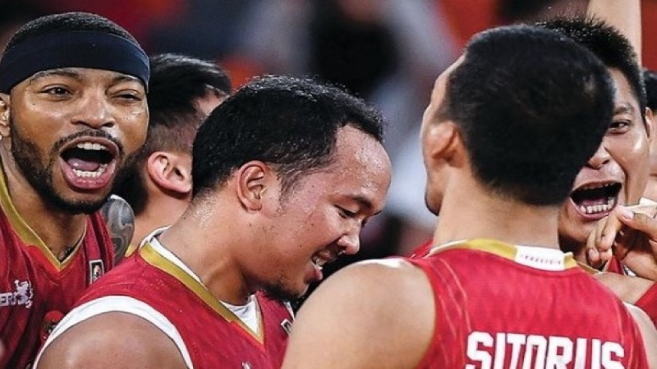 Reaksi para pemain tim nasional bola basket putra Indonesia, Jamarr Andre Johnson (kiri), Arki Dikania Wisnu (tengah) dan Kevin Yonas Sitorus (tampak belakang), di sela-sela laga pamungkas fase prakualifikasi pertama Piala Asia 2021 zona Asia Tenggara (SEABA) melawan Singapura di Nonthaburi City Arena, Thailand, Sabtu (30/6/2018). (instagram.com/fibaasiacup)