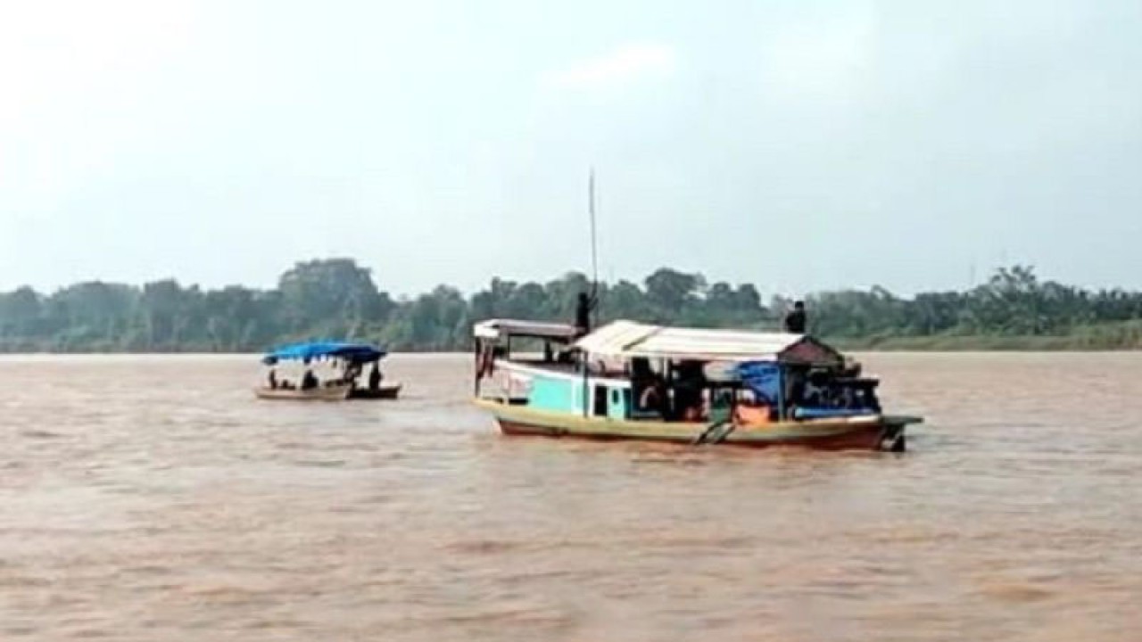 Sungai Batang Hari di Jambi yang hingga Senin (9/1/2023) masih ada aktivitas peti dan galian C. (FOTO ANTARA/Nanang Mairiadi)