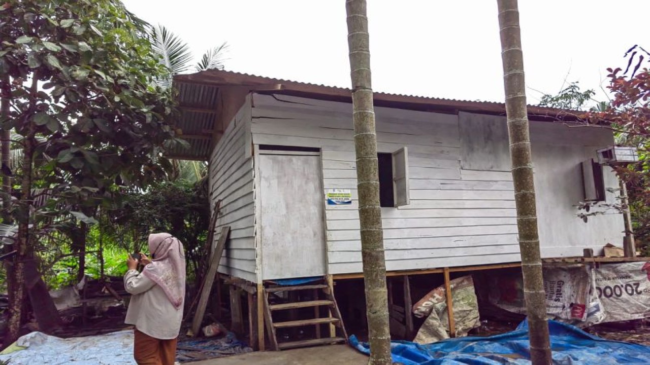 Rumah warga tak mampu di Kota Jambi yang direnovasi oleh pendamping PKH Kota Jambi secara mandiri dengan bersama-sama menyisihkan penghasilan mereka. (ANTARA/HO-IST)