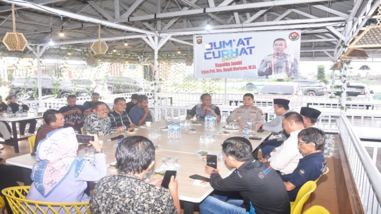 Polda Jambi mendengarkan aspirasi pedagang dari pasar Angso Duo Jambi dalam program Jumat Curhat, Jumat (20/1) (Antara/HO/Polda Jambi)