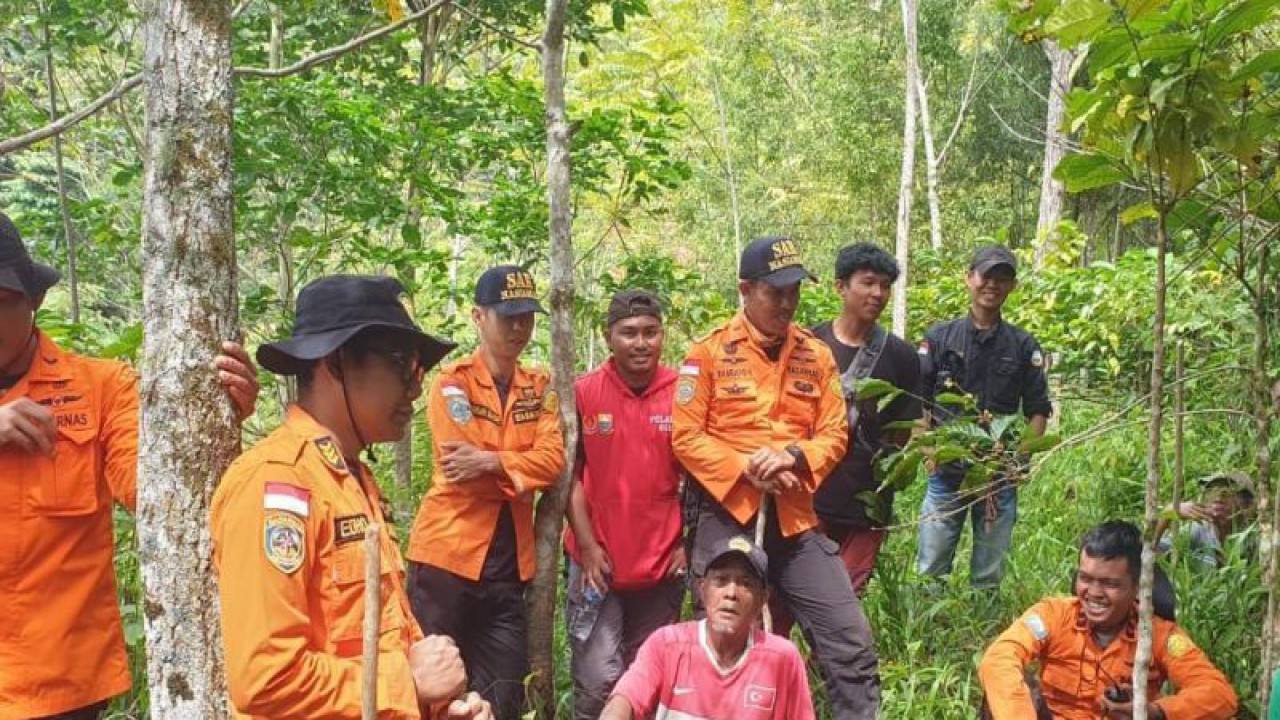 Pencarian korban seorang kakek yang hilang di kebun kayu manis Kabupaten Kerinci, Jambi dihentikan oleh Basarnas karena sudah habis masa SOP pencariannya.(ANTARA/HO/Basarnas Jambi)