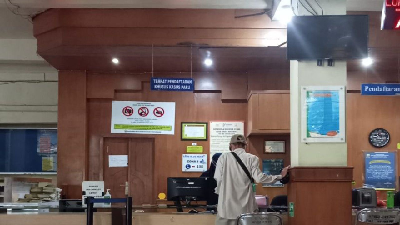Seseorang sedang mendaftar untuk pengobatan di salah satu rumah sakit di Jambi. (ANTARA/TUYANI)